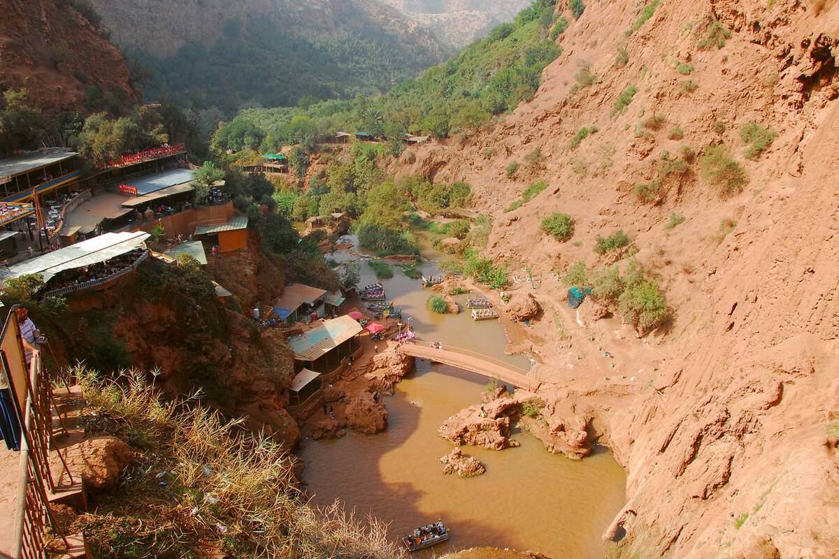  Les cascades d’Ouzoud et les masses d&#039;eau écumantes vues d’en haut.