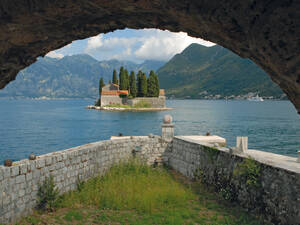 Blick von der Insel Gospa od Škrpjela zur Insel Sveti Đorde.