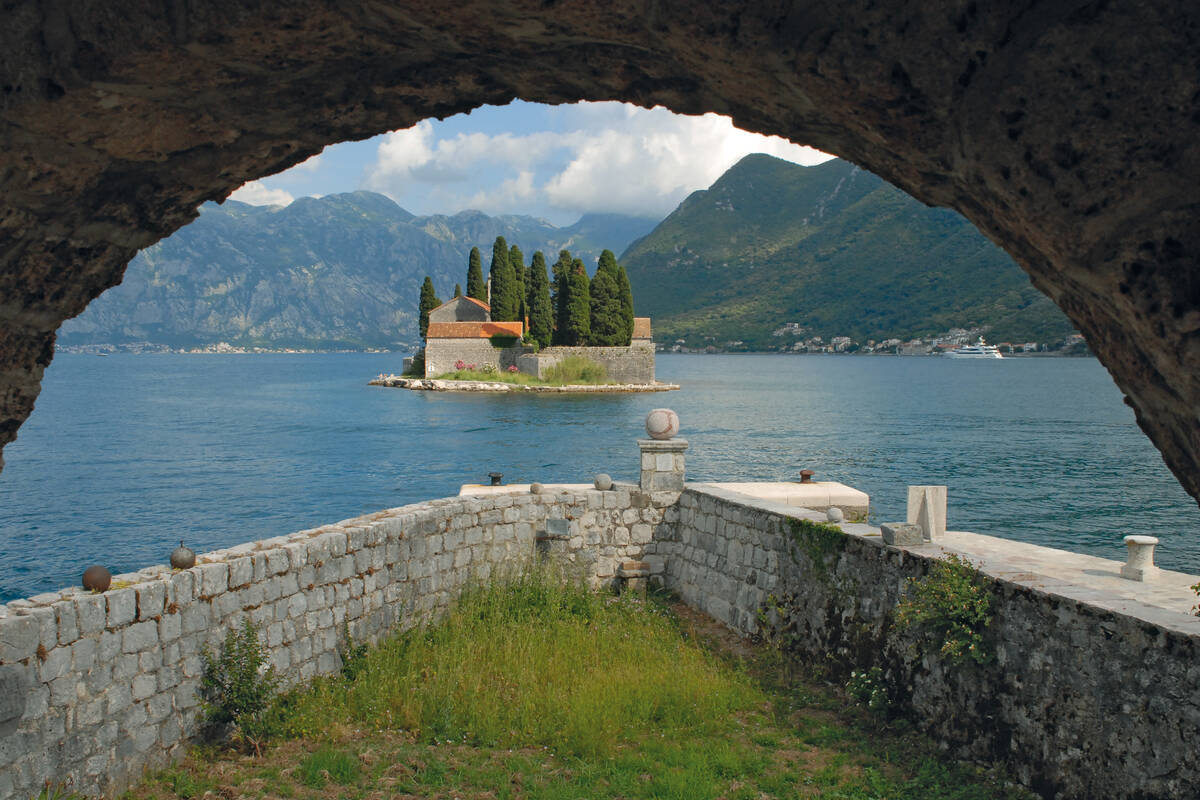 Blick von der Insel Gospa od Škrpjela zur Insel Sveti Đorde.