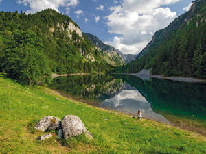 Wir kühlen die Füsse im Kristallklaren Wasser.