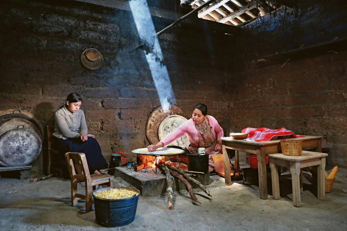 Wir schauen im rund 30 000 Einwohner starken Zinacantán einer Tortilla-Bäckerin zu.