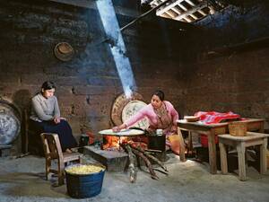 Wir schauen im rund 30 000 Einwohner starken Zinacantán einer Tortilla-Bäckerin zu.
