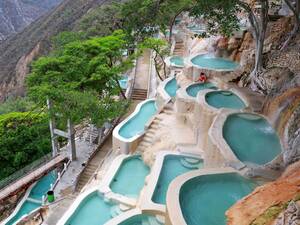Die Thermalbecken in den Grutas de Tolantongo schmiegen sich an den Berghang.