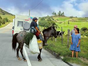 Nous rencontrons constamment des habitants, qui sont toujours très surpris par nos camping-cars.