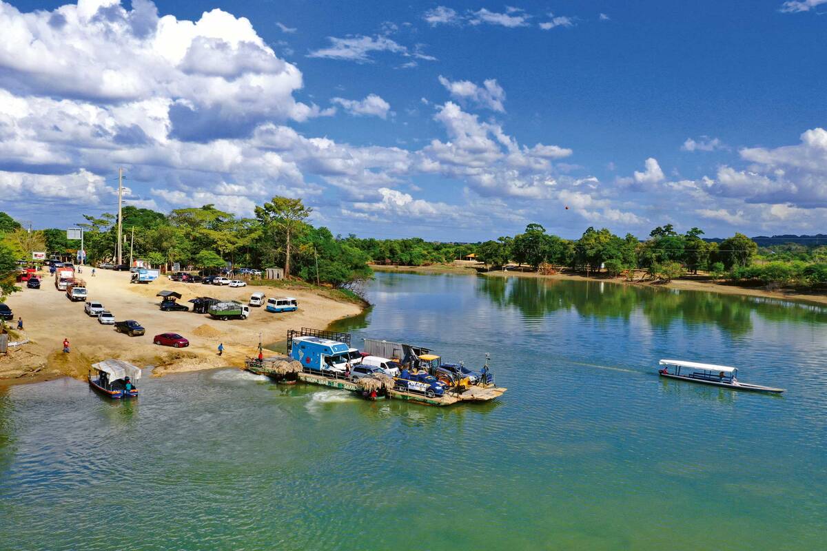 Petite aventure guatémaltèque : traversée du Río La Pasión en ferry.