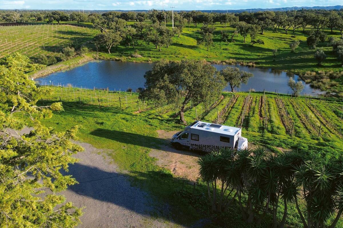 Wir übernachten bei einem Weinbauern neben einem kleinen See.