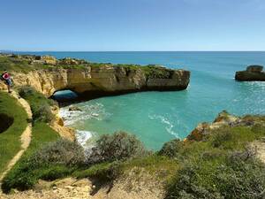 L’impressionnant Arco de Albandeira près de Praia de Albandeira en Algarve – une fascinante arche naturelle de calcaire façonnée au fil des millénaires par l’Atlantique et le vent.