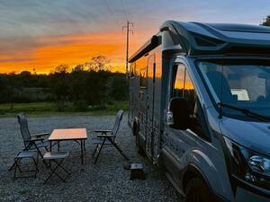 Dans un camping à l’extérieur de Tavira, nous apprécions le crépuscule devant notre camping-car.