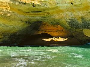La grotte de Benagil, l’arche naturelle de 20 mètres de haut s’ouvre sur l’océan Atlantique et on y accède idéalement en kayak ou en bateau.