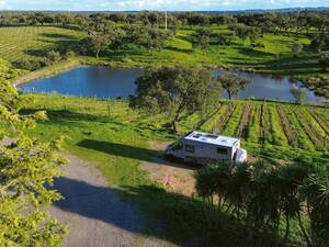 Nous passons la nuit chez un viticulteur, près d’un petit lac.