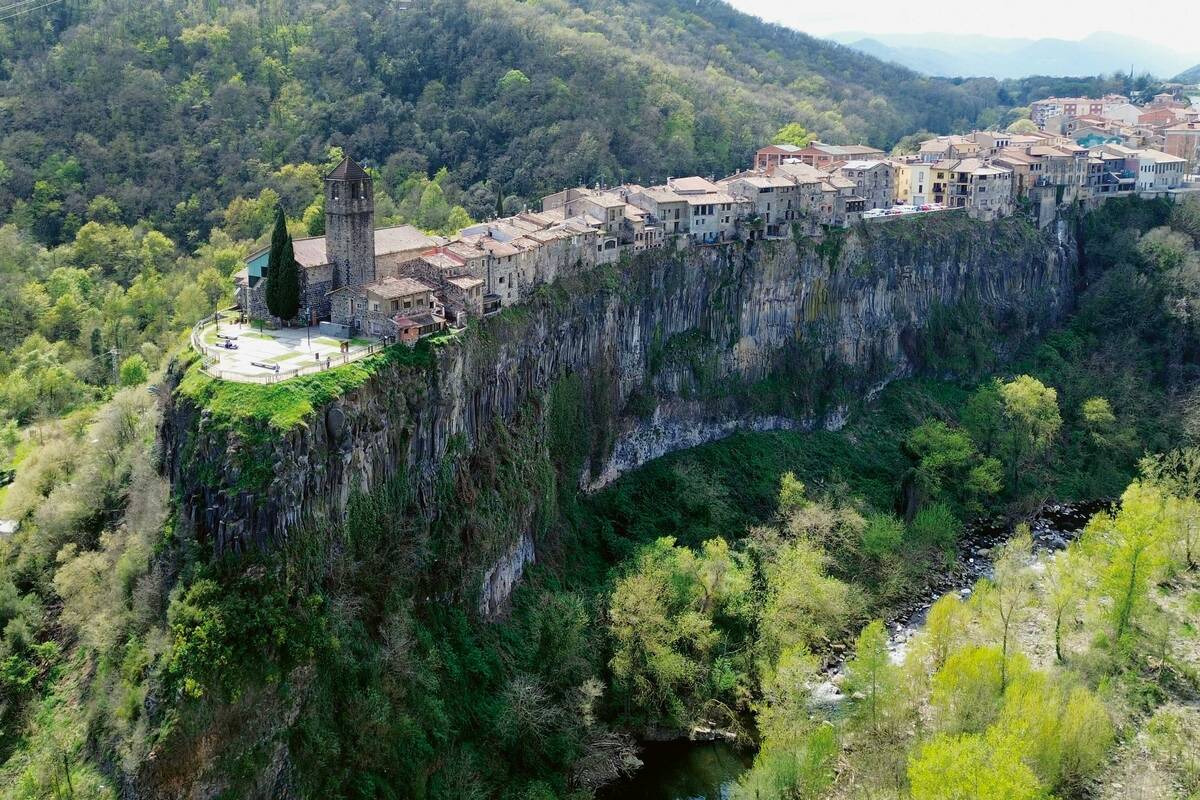 Castellfollit de la Roca, une commune catalane de la province de Gérone, dans le nord-est de l’Espagne, a été construite sur une paroi basaltique de 50 mètres de haut.