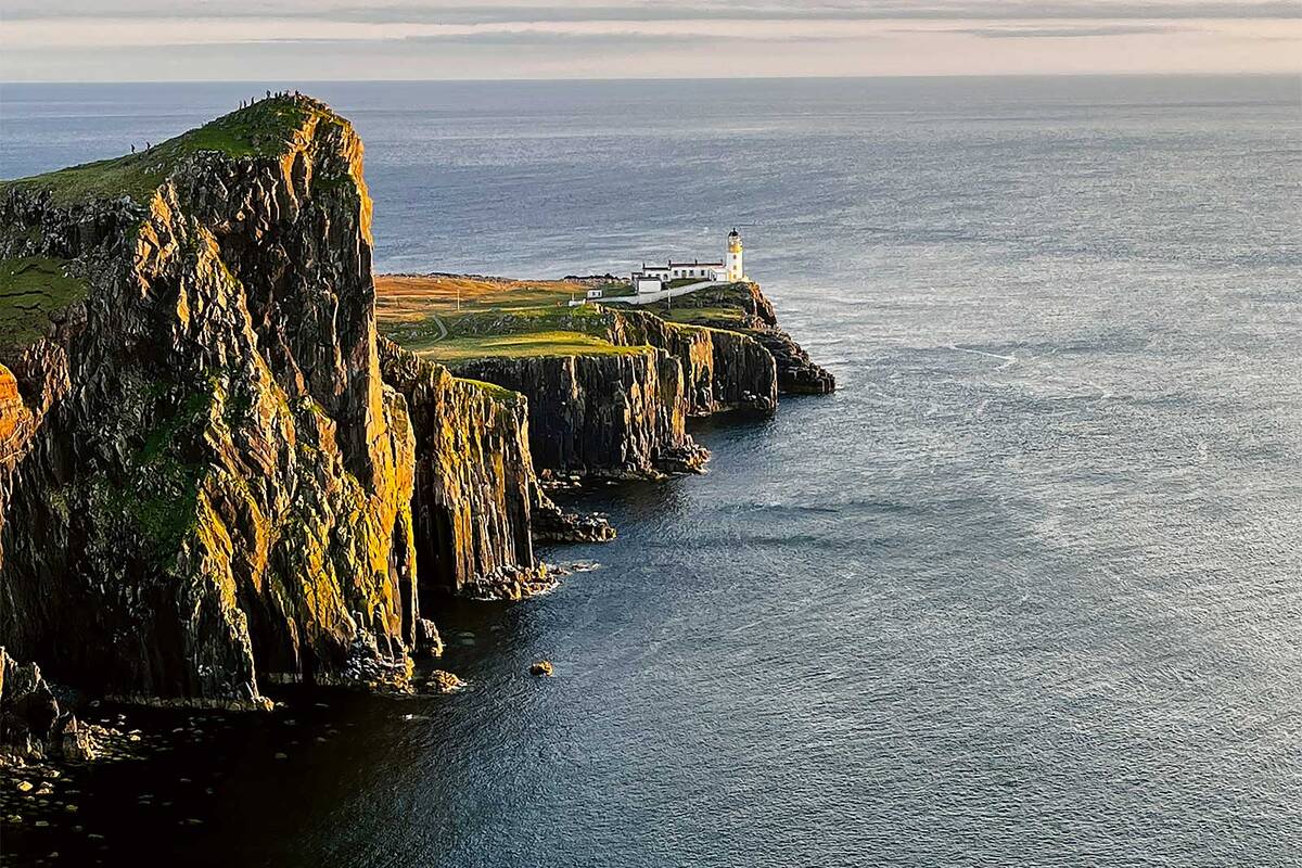 Neist Point, der westlichste Punkt der Isle of Skye, beeindruckt mit seinem Leuchtturm, dramatischen Klippen und ist ein beliebter Ort für Sonnen­untergänge und Walbeobachtungen.