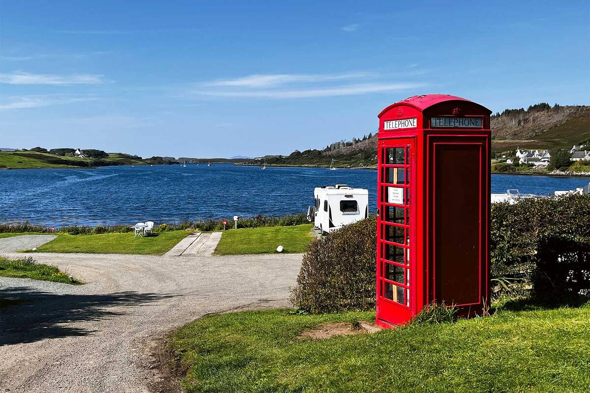 Le seul camping de Skye est situé sur les rives du Loch Dunvegan et près du village. On peut parfois y voir des phoques, des oiseaux et même des aigles.