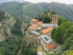 Start der Pyrenäen-Tour kurz hinter Perpignan. Blick auf das Kloster St. Martin du Canigou am Fusse des gleichnamigen Gipfels und oberhalb des kleinen Dorfes Casteil.