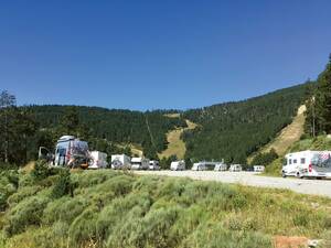 Im beliebten Wintersportort Les Angles geht es im Sommer eher beschaulich zu und her. Wohnmobile dürfen auf dem riesigen Bergbahnen-Parkplatz oberhalb des Ortes abgestellt werden.