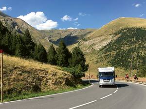 Unterwegs auf einem der zahlreichen Passstrassen in Andorra. Die Strassen sind zwar meist sehr kurvig, aber gut ausgebaut.