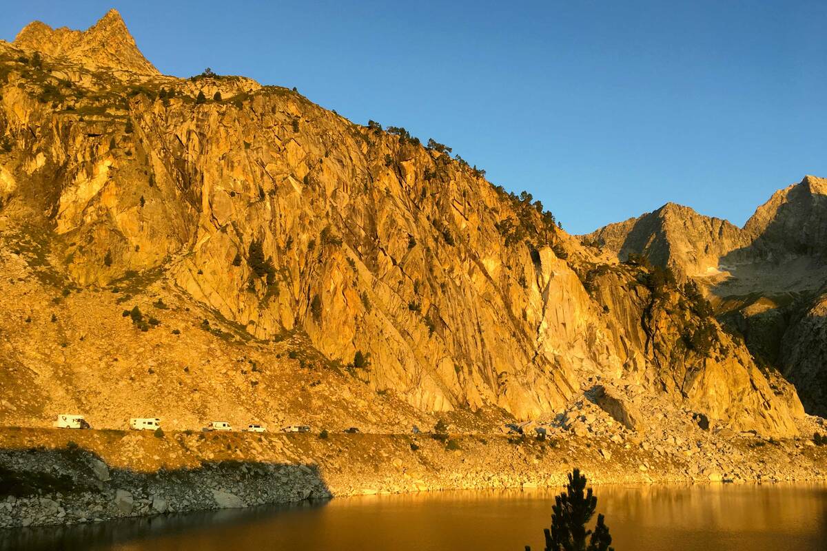 Morgenerwachen im wunderschönen Lac de Cap de Long.