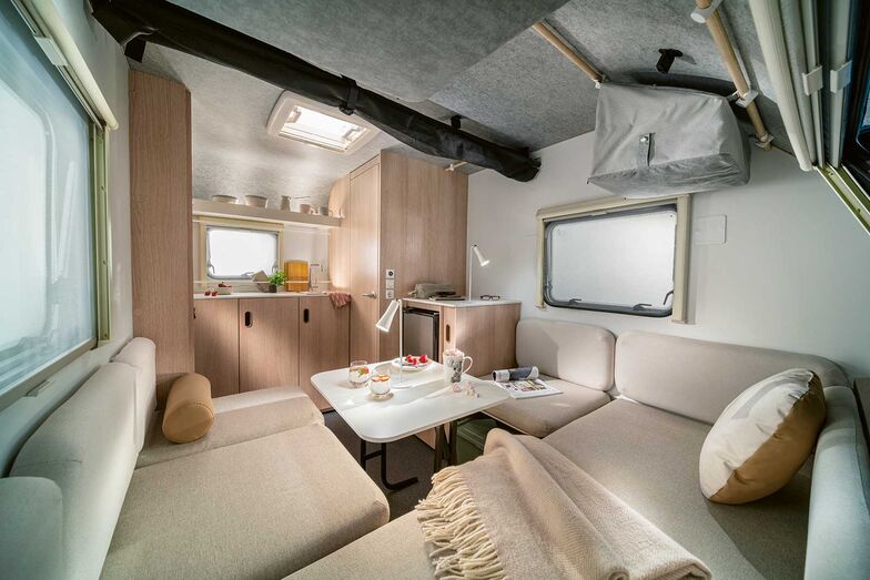 Trois personnes peuvent y dormir, ...