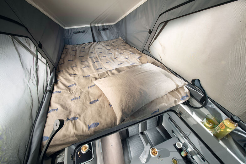 1,2 Meter breit und 2 Meter lang ist das Bett im Hubdach.