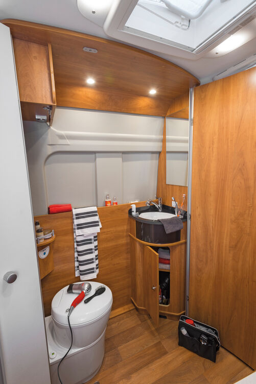 Die Badezimmertür trennt den Schlafraum ab.