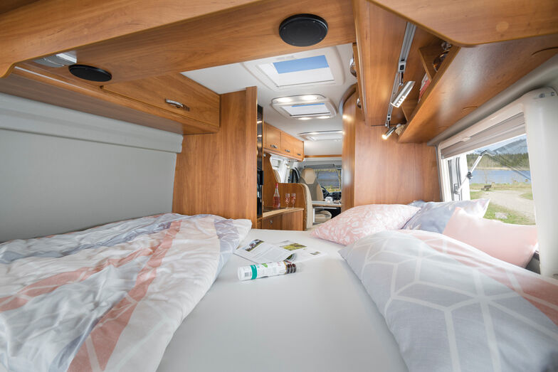 Blick vom quer eingebauten Heckdoppelbett.