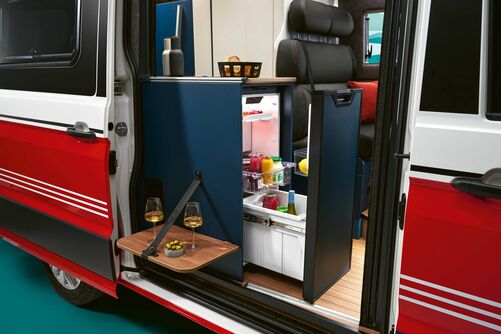 Der Kühlschrank kann dank Auszug von innen wie von aussen bedient werden. An der Küchenaussenseite ist eine Ablage vorgesehen.