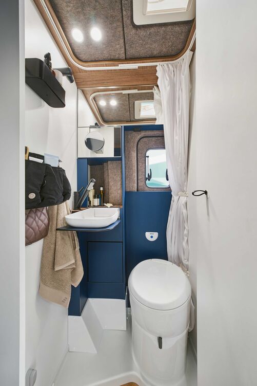 Durch die Klappfunktion kann das Waschbecken selbst deutlich grösser ausfallen und bietet somit mehr Komfort. Und das Beste: Eingeklappt schliesst das Becken bündig mit der Rückwand ab und wird quasi unsichtbar.