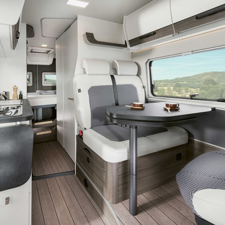 ... de couleur Malaga Smoke et éléments blancs.