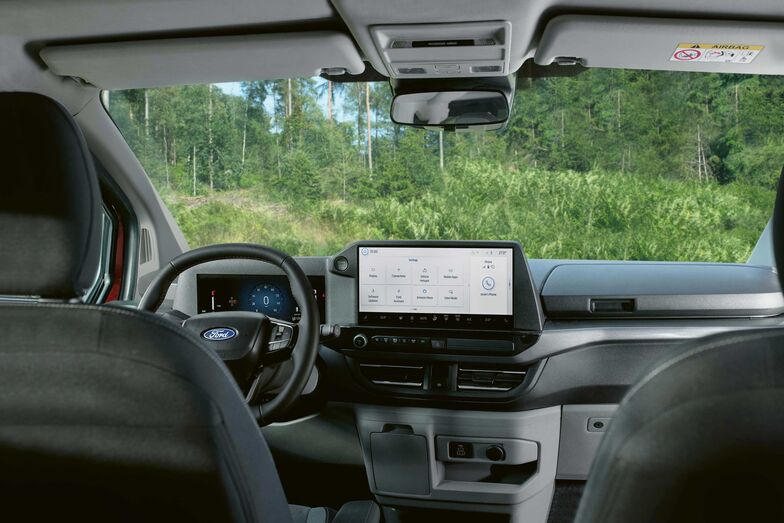 Dans le cockpit, un écran tactile de 13 pouces facilite la commande.