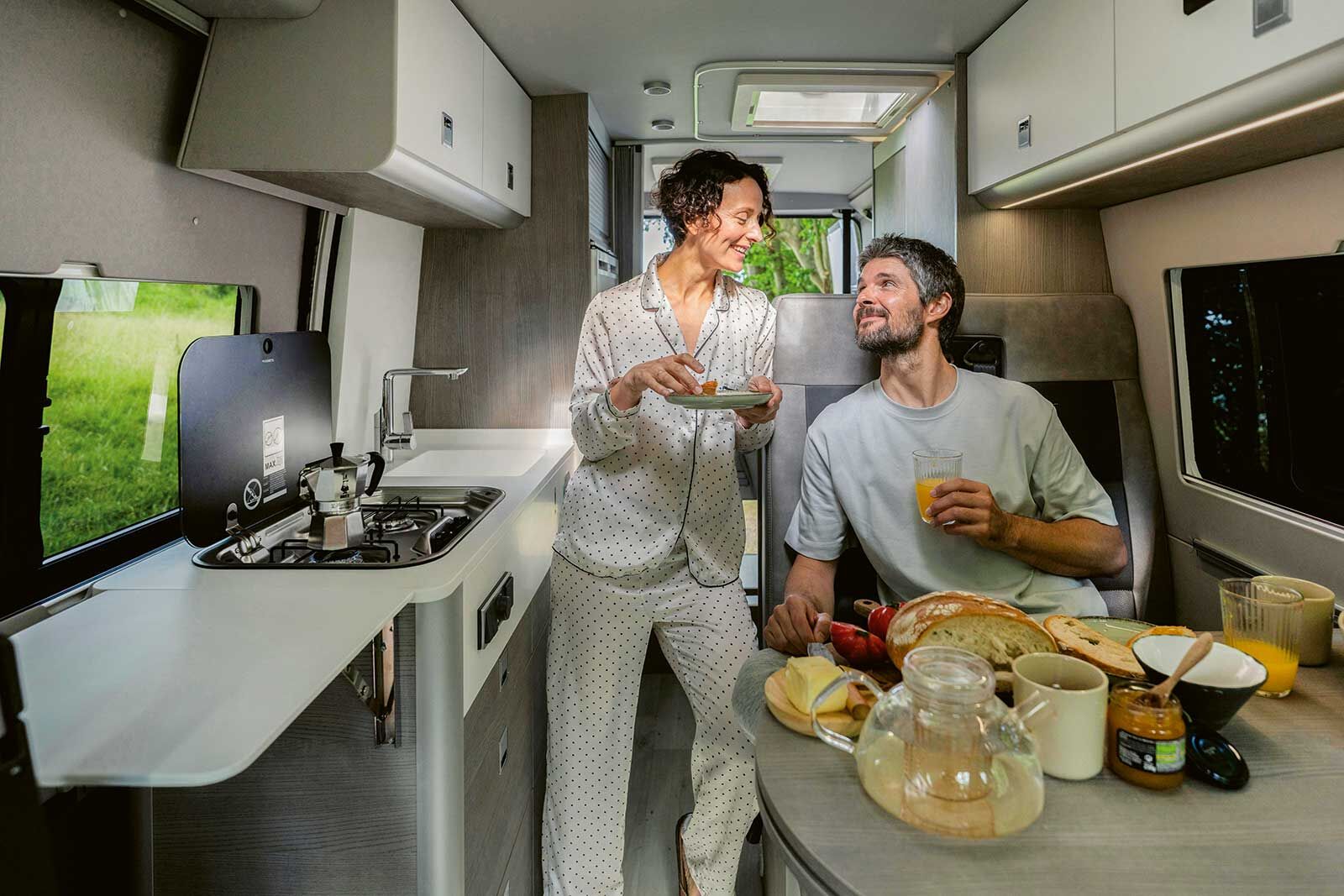 L’espace de vie à l’avant dispose, en fonction du choix du client, d’un ou de deux sièges dans la rangée arrière.