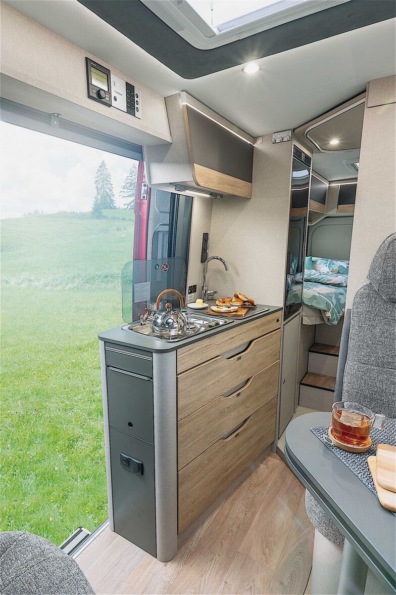 Auch am Küchenblock findet man Elemente der indirekten Beleuchtung. Die grossen Schubladen verfügen über eine Zentralverriegelung.