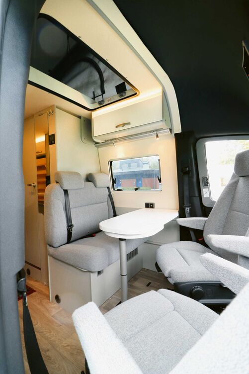 Grâce au plateau supplémentaire, la table s’étend jusqu’au siège passager.