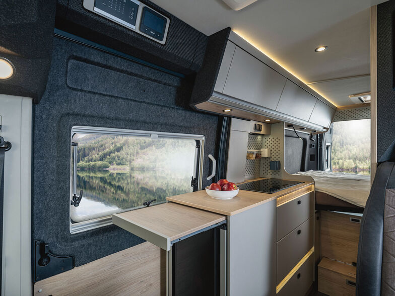 Les armoires suspendues allégées ouvrent une plus grande liberté de mouvement.