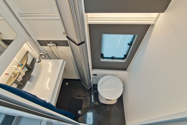 Wird das Waschbecken hochgeklappt, entsteht der Duschraum.