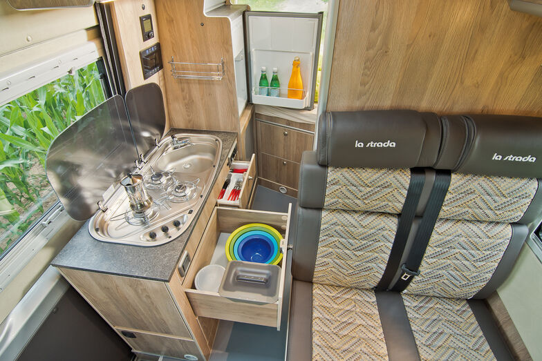 Traditionelle Küche neben der Schiebetüre.