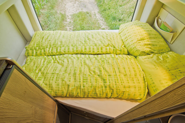 Der Regent S bietet ein quer eingebautes Doppelbett.