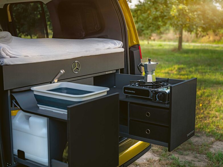 Die optionale Kücheneinheit umfasst eine Spüle, Wassertank, Kühlbox und Gaskartuschenkocher.