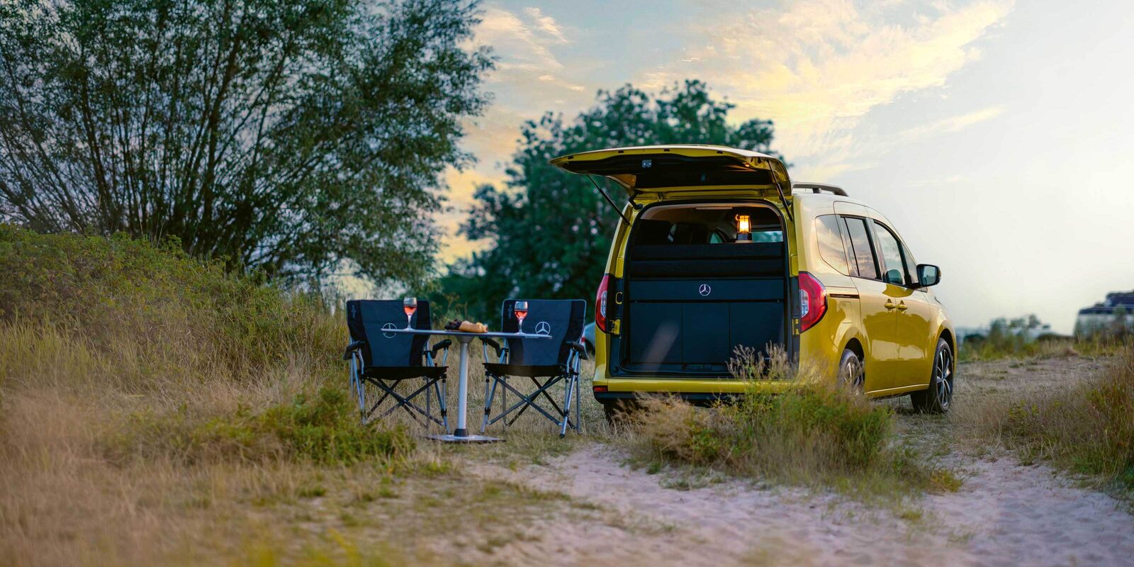 Mercedes-Stern sowie Schriftzug zeigen die klare Zugehörigkeit zur Marke.