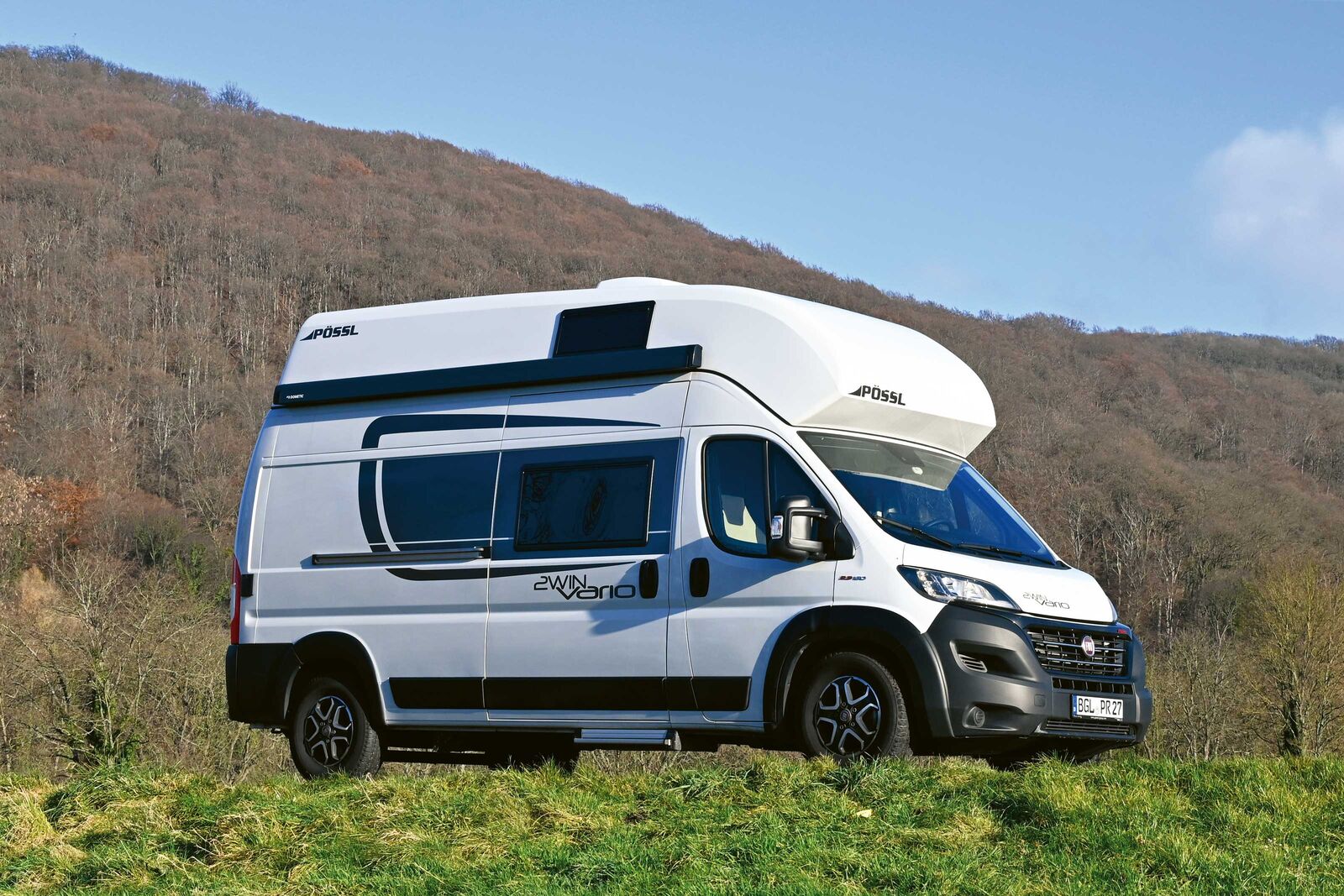 Le Pössl 2Win Vario est le plus grand modèle à toit surélevé du constructeur, qu’il regroupe dans la série H-Line.