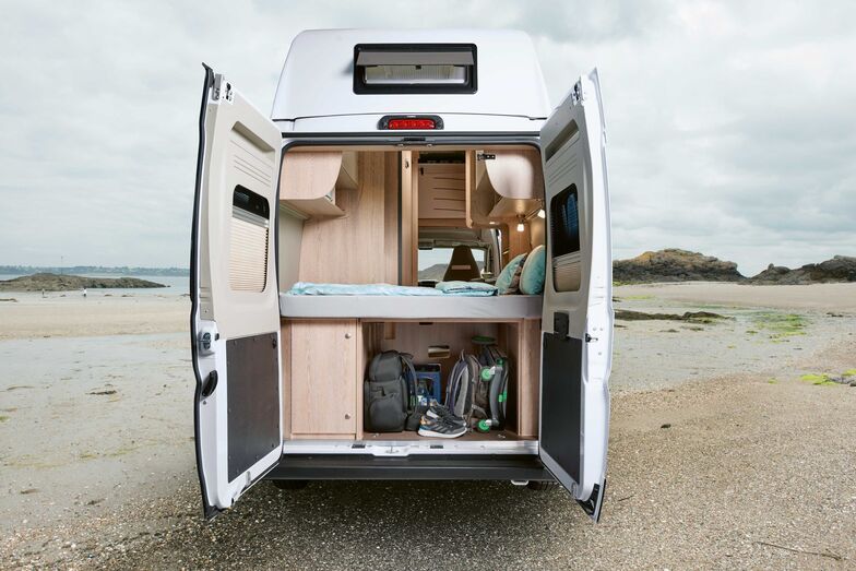 L’espace de stockage arrière et le compartiment pour deux bouteilles de gaz de 11 kg se trouvent sous le lit double arrière.