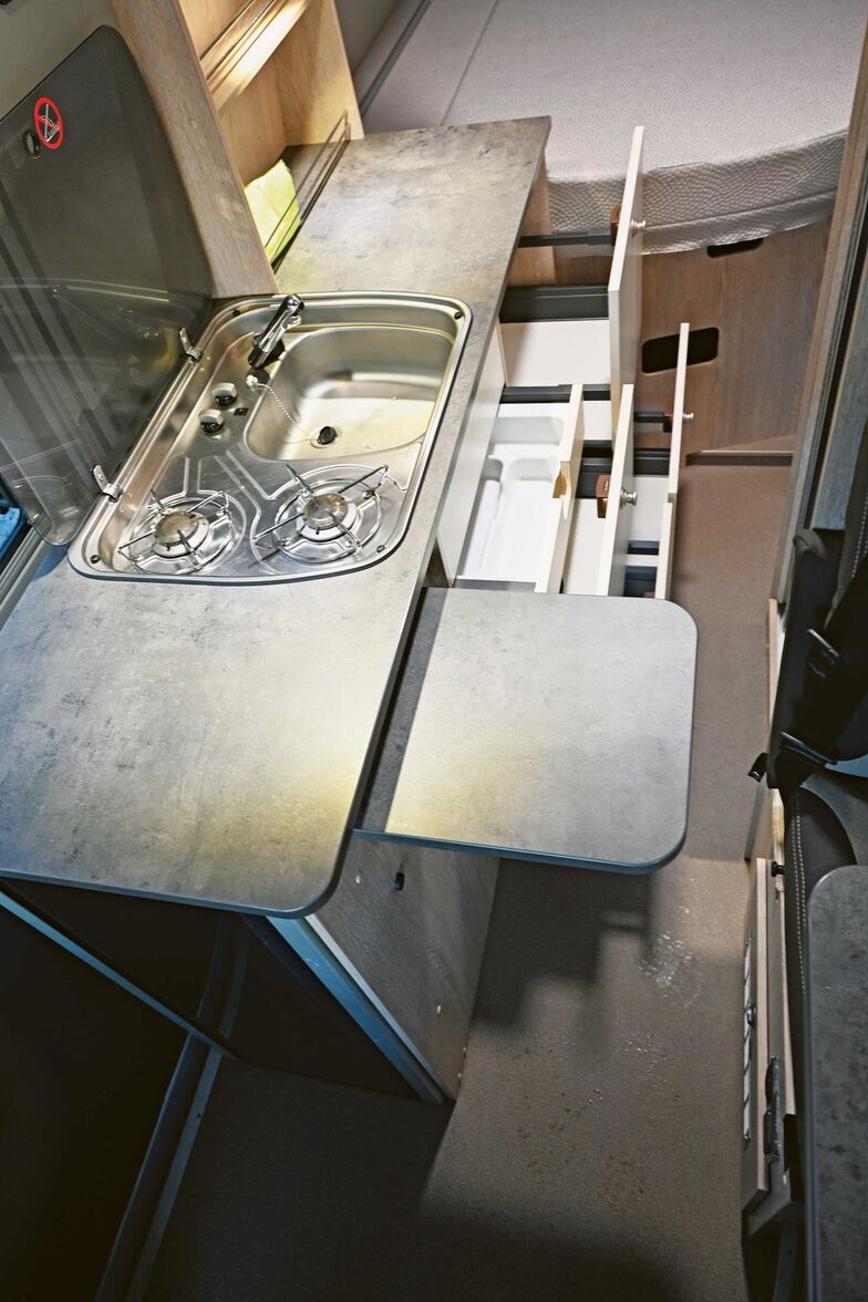 Le bloc cuisine offre un grand plan de travail.