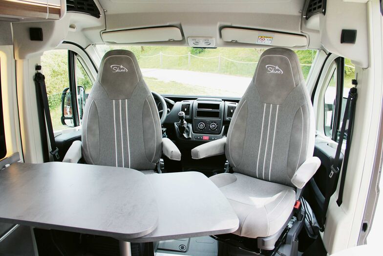 Sièges confortable avec table extensible.