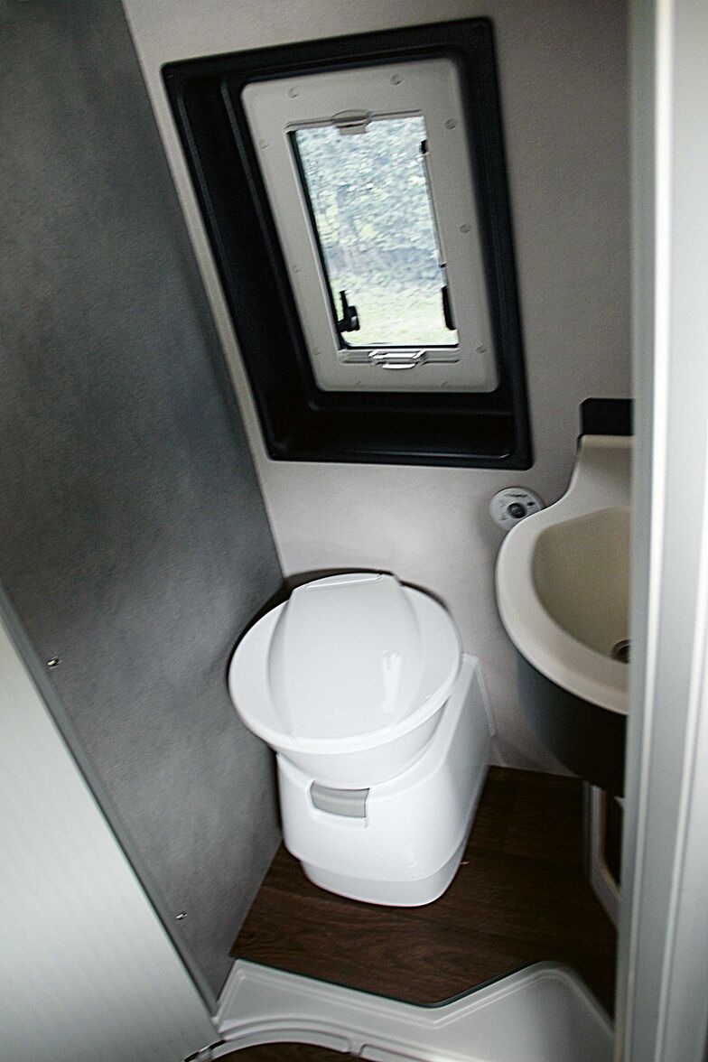 Toilettes équipées d’une fenêtre.