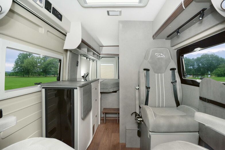 Blick über den Küchenblock zum Heckquerbett.