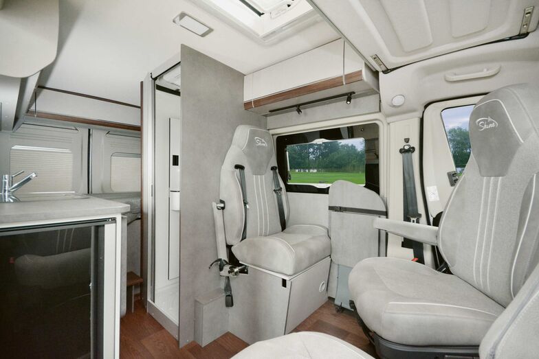 Der komfortable gurtgesicherte Sitzplatz ersetzt die traditionelle Sitzbank. Der zweite Gurt ist für die optionale Erweiterung um einen vierten Sitzplatz.