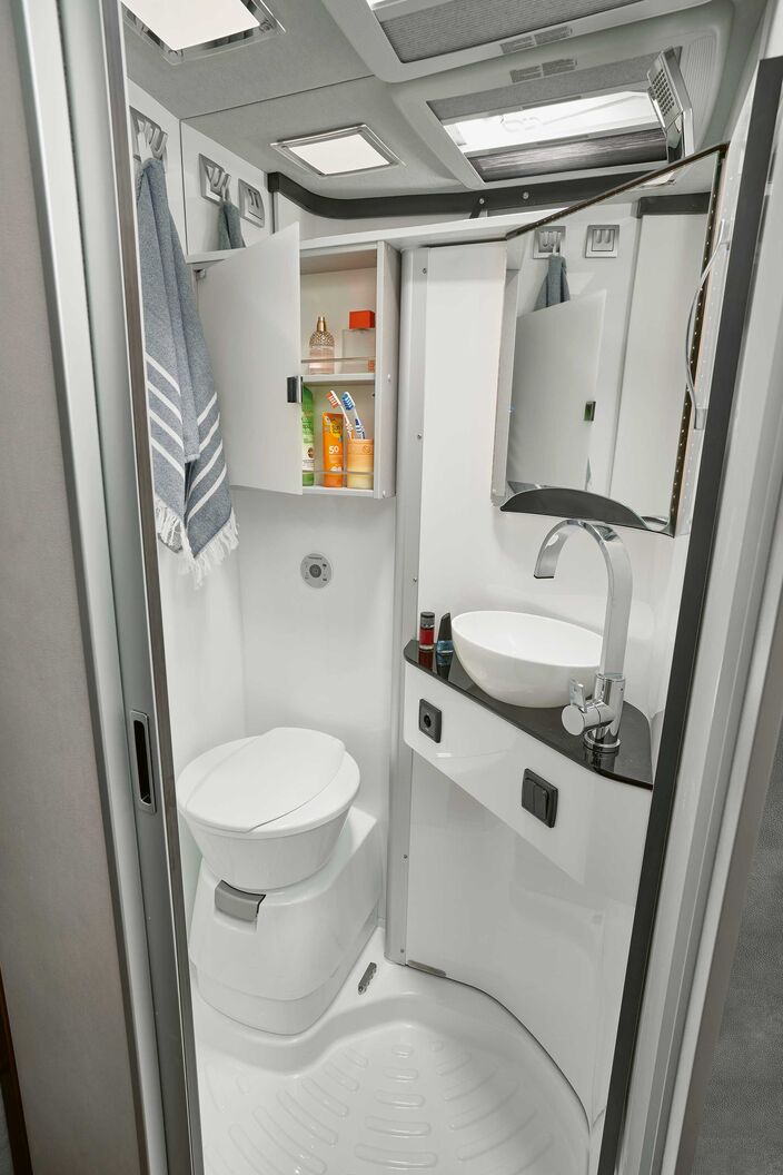 La paroi pivotante dans la salle d’eau permet ...