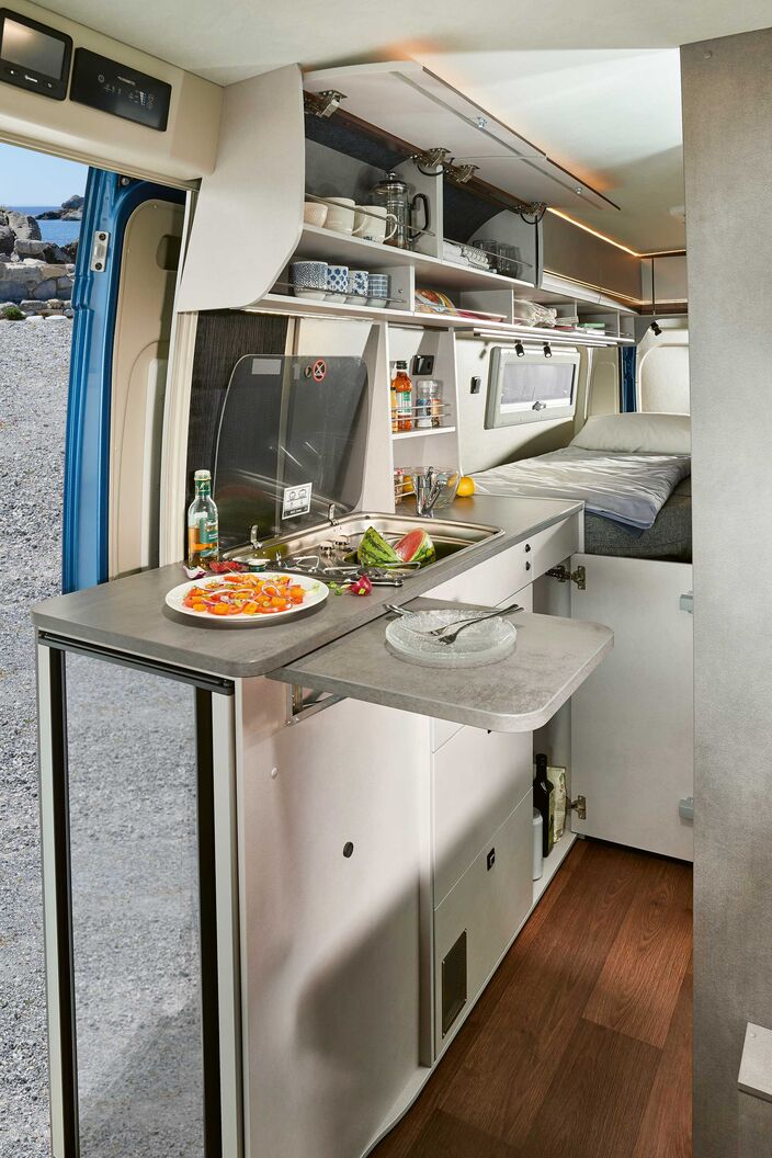 Le bloc cuisine du Summit Shine 640 offre des plans de travail généreux, ...