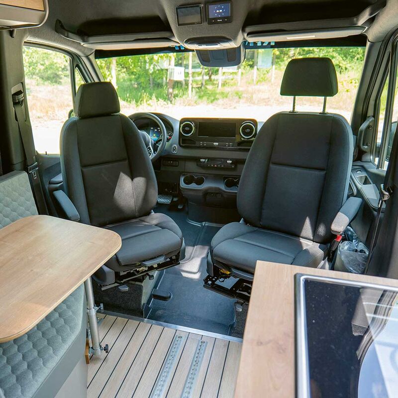 Aménagement intérieur moderne et de haute qualité avec jusqu'à quatre places assises et couchées.