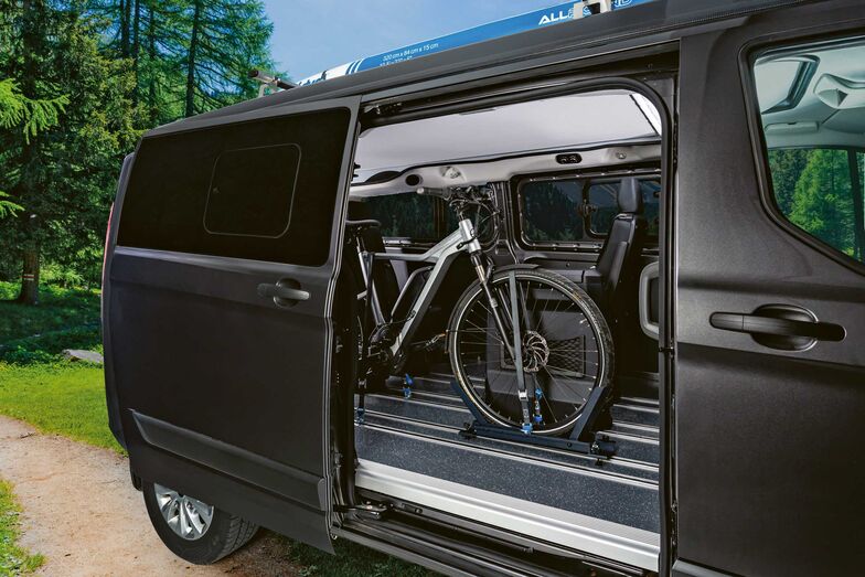 Dank verschiedenen Fixierpunkten am Boden lassen sich auch Sportgeräte perfekt fixieren.