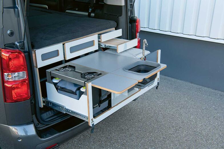 Die Küchenbox wird im Heckbereich unter dem Bett befestigt und zum Gebrauch herausgezogen.